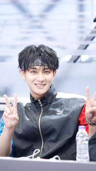 娱乐吃瓜社黄子韬,娱乐圈的“吃瓜”焦点，揭秘他的星途历程